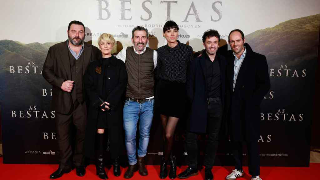 El director, la guionista y los actores de 'As bestas', en la premiere en Madrid de la película.
