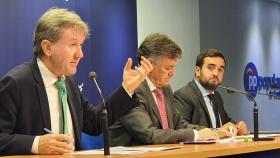 El secretario general del PP de Castilla y León, Francisco Vázquez, junto al vicesecretario de Acción Parlamentaria, Javier Lacalle, y el coordinador de diputados en el Congreso, José Ángel Alonso,