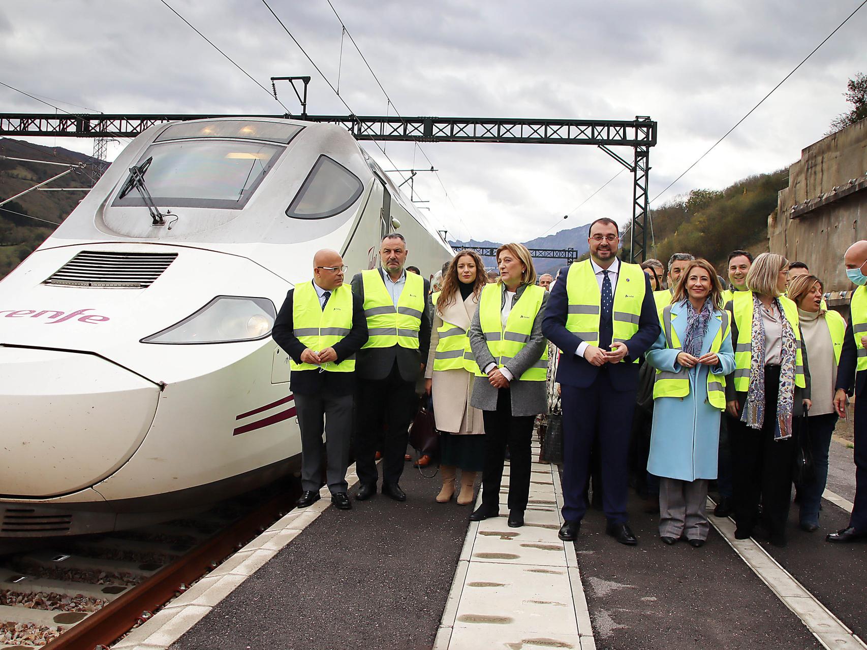 La ministra de Transportes, Raquel Sánchez, durante su visita a la Variante de Pajares, este miércoles.