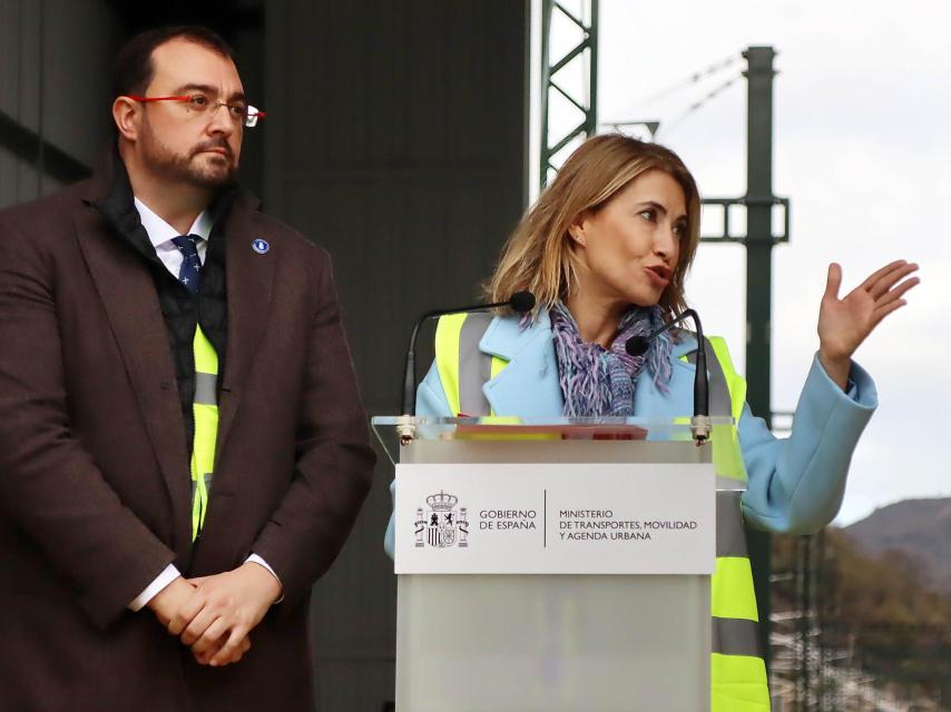 La ministra de Transportes, Raquel Sánchez, durante su rueda de prensa en la Variante de Pajares, este miércoles.