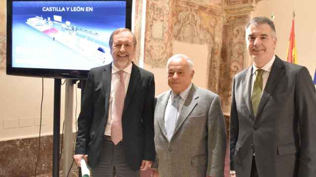 De izquierda a derecha: Ángel González Pieras, Gonzalo Santonja y Alberto Alonso