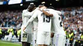 Piña de los jugadores del Real Madrid para celebrar un gol en La Liga 2022/2023