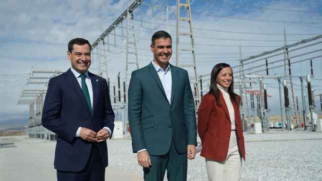 Pedro Sánchez, junto al presidente de la Junta, Juanma Moreno, en la inauguración de la nueva subestación eléctrica de Baza.