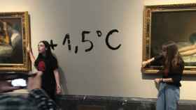 Los dos activistas que pegaron sus manos a los marcos de 'Las Majas' de Goya en El Prado.