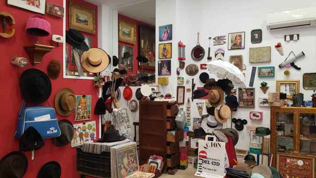 Los sombreros de Ricardo del Cid, en la tienda 'Roto'.