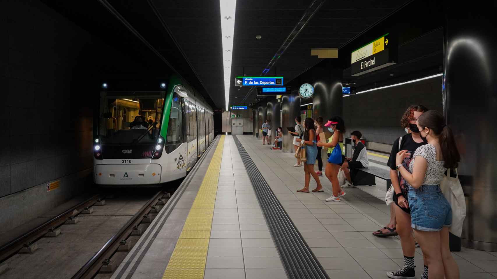 Un grupo de pasajeros del Metro de Málaga.