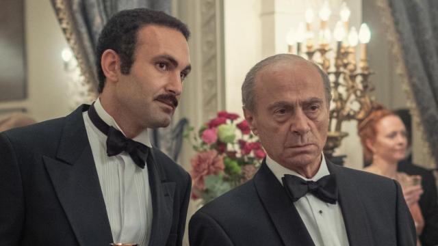 Khalid Abdalla y Salim Daw son Dodi y Mohamed Al Fayed en 'The Crown'.