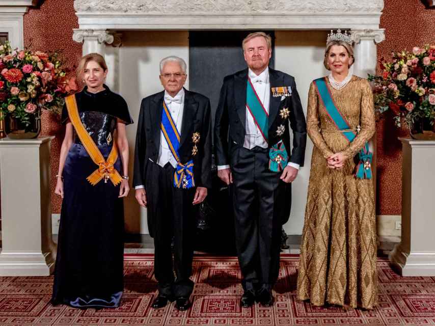 Los reyes de Holanda y el presidente de Italia junto a su hija en el Palacio Real de Ámsterdam.