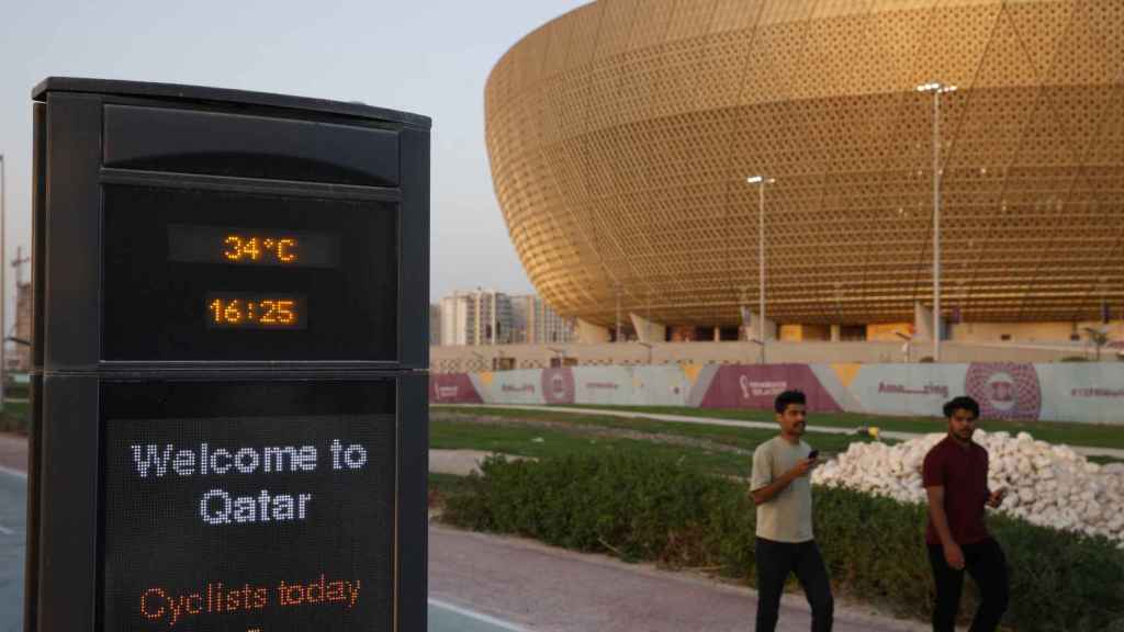 Un panel muestra la temperatura en el exterior del estadio de Lusail, Qatar.