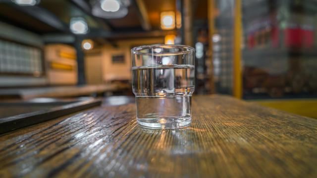 Un vaso de agua en un local de hostelería, en imagen de archivo.