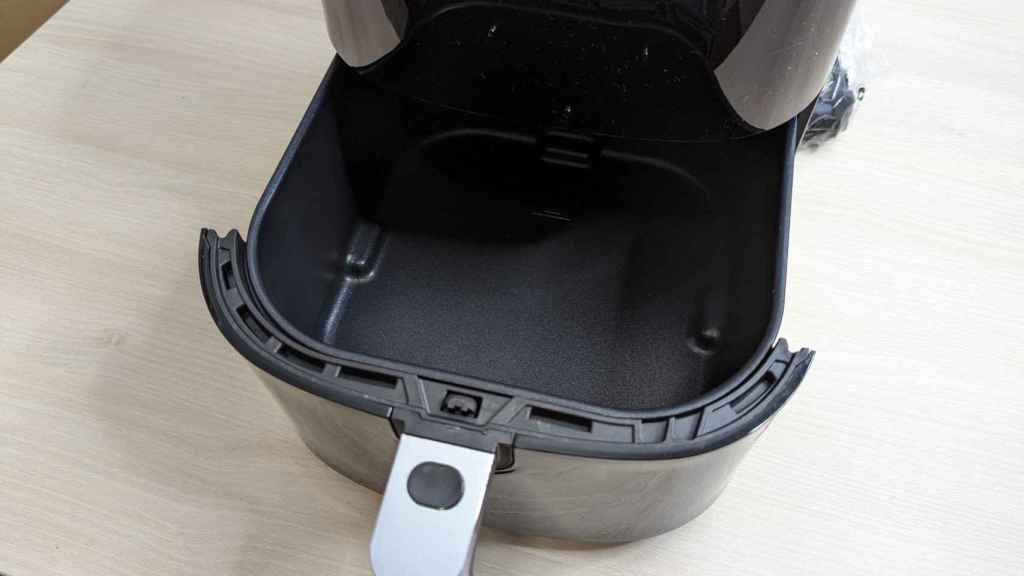 The Proscenic T22 pan is non-stick and comes with an optional grate