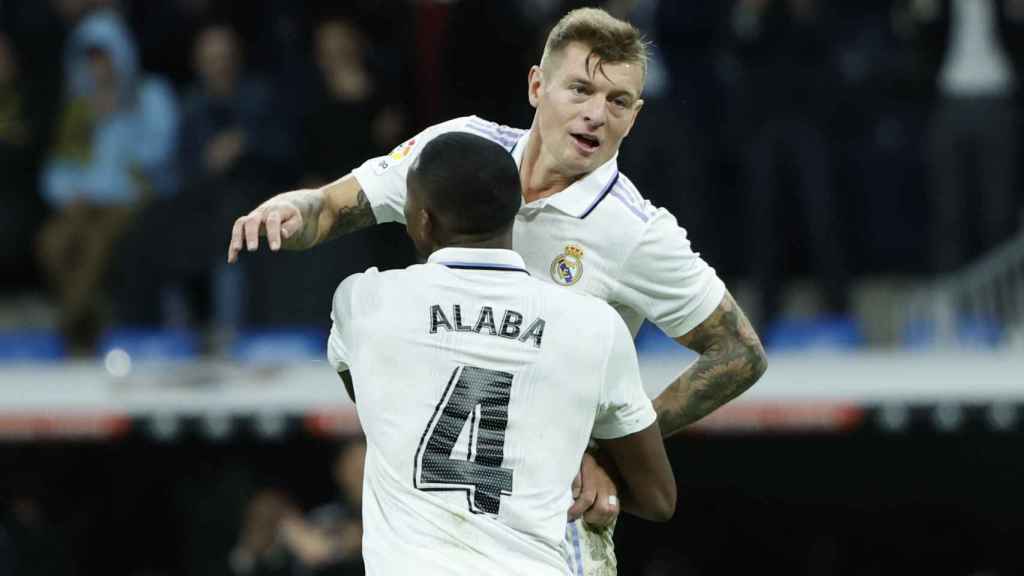 Kroos celebra junto a Alaba su gol al Cádiz