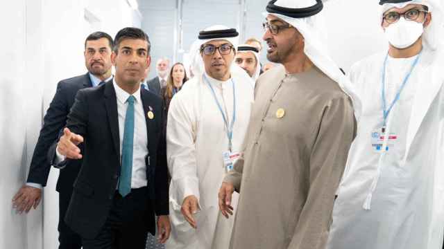 El primer ministro británico, Rishi Sunak, junto al presidente de Emiratos Árabes Unidos,  Mohammed bin Zayed al-Nahyan , uno de los países con más 'lobbistas' de la COP27.