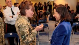 La ministra de Defensa, Margarita Robles, conversa con la coronel Yulia Tapaciok, del Estado Mayor Conjunto ucraniano.