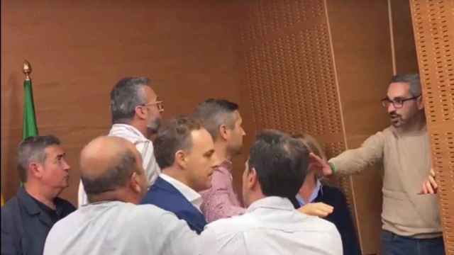 Imagen de la pelea de dos ediles de PP y PSOE de El Puerto de Santa María que obligó a suspender el pleno.