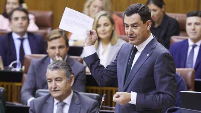 El presidente de la Junta de Andalucía, Juanma Moreno, durante la sesión plenaria en el Parlamento andaluz.