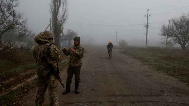Soldados ucranianos conversan.