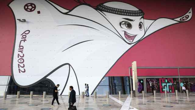 La mascota del Mundial de Qatar en una pancarta promocional en Doha.