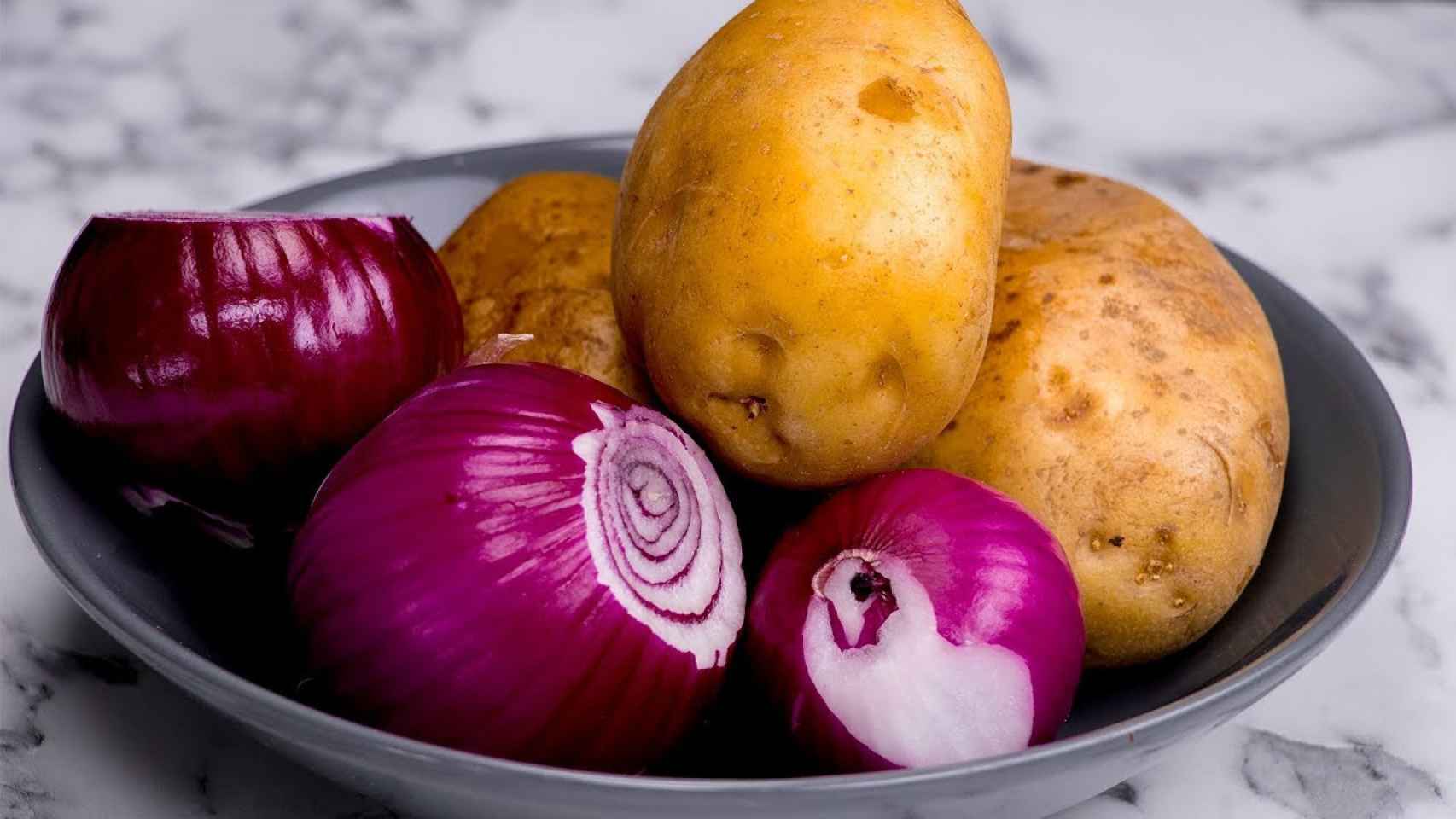 El motivo por el que nunca debes guardar las patatas y cebollas juntas -  Cadena Dial