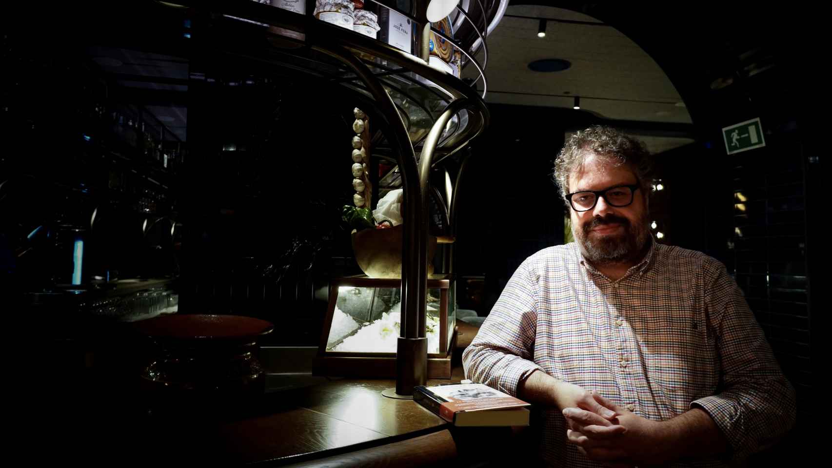 Sergio del Molino posa junto a su libro 'Un tal González'.