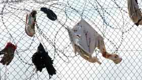 Ropa ensangrentada de migrantes que resultaron heridos al saltar la valla de Melilla en 2005.