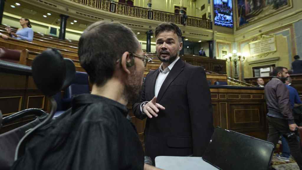 El portavoz de ERC en el Congreso, Gabriel Rufián (i) y el portavoz de Unidas Podemos en el Congreso, Pablo Echenique (d), en el Congreso.