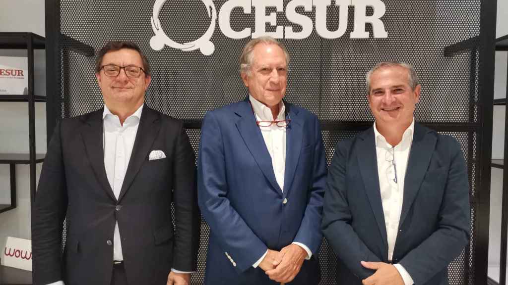 Fernando Seco, vicepresidente ejecutivo de Cesur, Juan Iturri, presidente de Cesur, y Pedro Carrillo, director de GeneraSur.