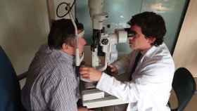 El doctor Sandoval en una revisión oftalmológica.