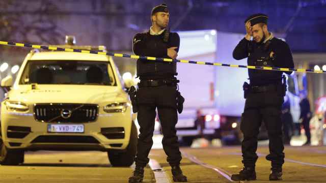 Dos policías protegen la zona donde se produjo el apuñalamiento, en Bruselas.