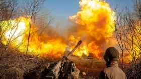 Militares ucranianos disparan un cañón de campaña remolcado M-46 de 130 mm en una línea de frente, mientras continúa el ataque de Rusia contra Ucrania , cerca de Soledar, región de Donetsk.