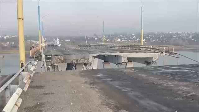Un proyectil parte en dos el puente Antonov,  que une Jersón con la otra orilla del Dnieper