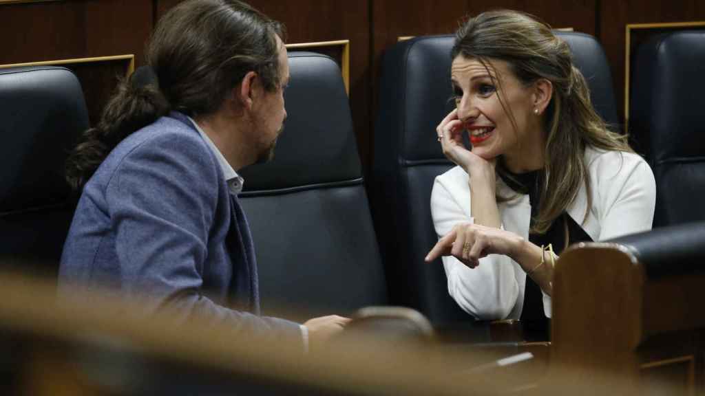 Pablo Iglesias y Yolanda Díaz conversan en el Congreso de los Diputados, en abril de 2020.