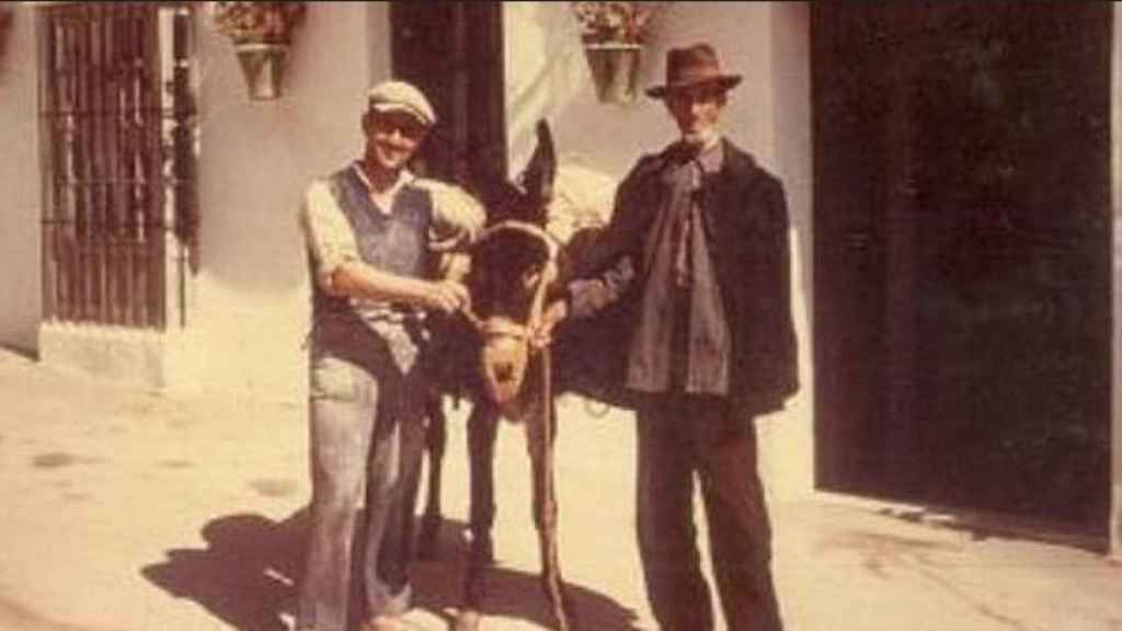 A la derecha, Julián Núñez, uno de los primeros impulsores, junto a su hermano Antonio, de los burros taxi de Mijas.