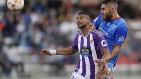 Joaquín disputa un balón en el Barbadás - Valladolid.