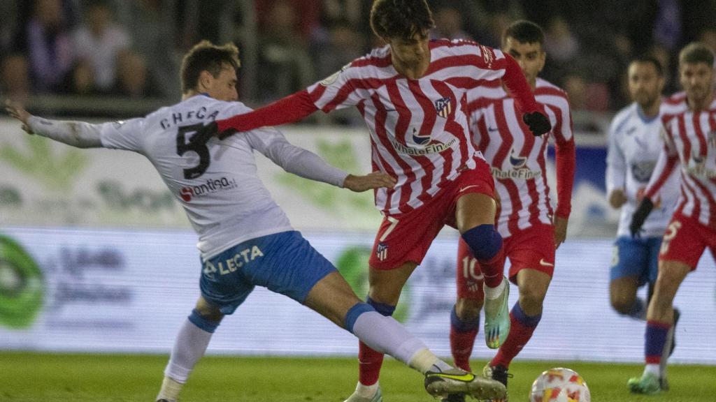 Joao Félix se marcha de un rival.