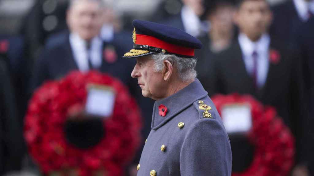El rey Carlos III, muy emocionado, en el solemne acto de este Domingo del Recuerdo.