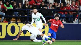 El jugador del Alcora, Marc (d), disputa el balón ante el delantero argentino del Elche, Ezequiel Ponce.