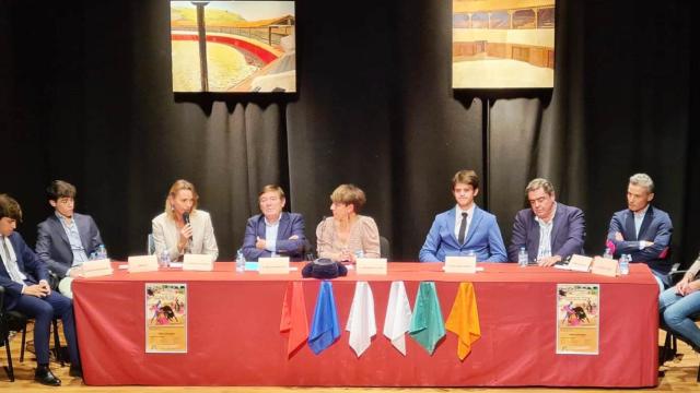 Una mesa amplia para acoger a los protagonistas del coloquio