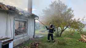 Un bombero lucha contra el fuego en un pueblo de León.