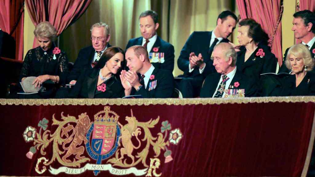 Carlos III junto a su esposa, Camilla, Guillermo y Kate Middleton celebrando el Día del Recuerdo.
