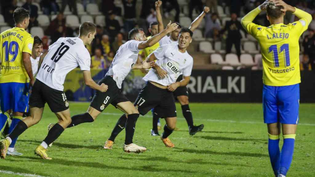 Los jugadores del Real Unión festejan el pase ante las miradas de los futbolistas del Cádiz.