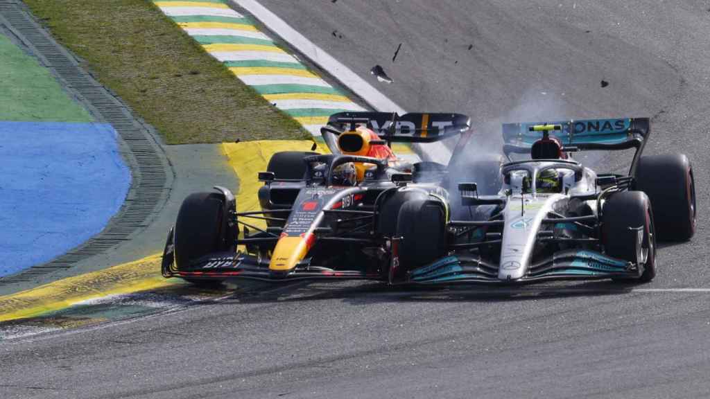 Momento del toque entre Verstappen y Hamilton.