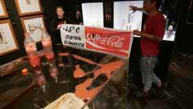 Dos activistas arrojan líquido a una vitrina del Museo Egipcio de Barcelona. Foto: Europa Press