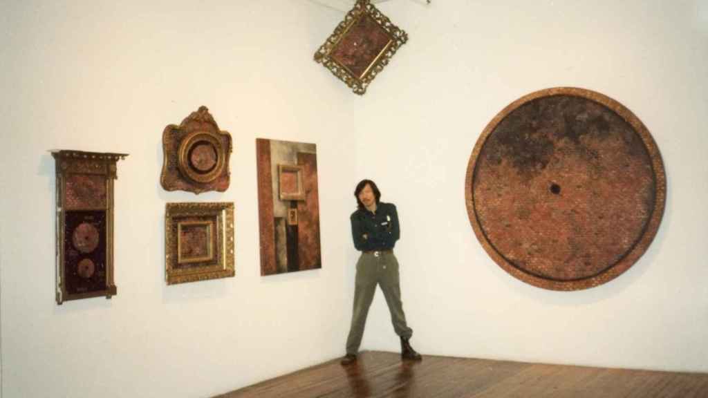 Martin Wong en su exposición monográfica en Exit Art, en 1988. Foto: Florence Wong Fie