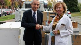 El director general de Endesa Noroeste, Miguel Temboury, junto a la directora gerente del Hospital de El Bierzo, Pilar Fernández