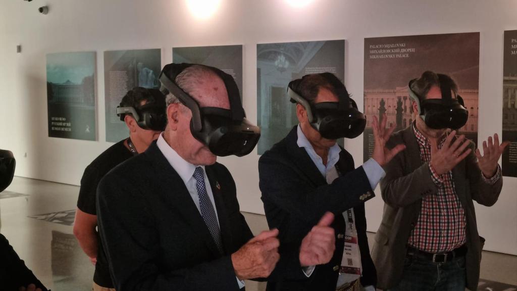 El alcalde de Málaga, Francisco de la Torre, durante una experiencia de realidad virtual en el 4K HDR Summit.