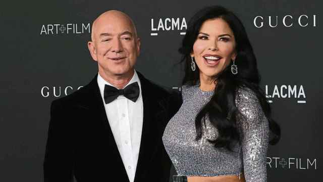 Jeff Bezos, presidente ejecutivo de Amazon, y su novia Lauren Sánchez.