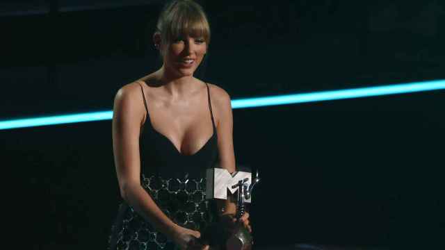 Taylor Swift recoge uno de los cuatro premios obtenidos en los EMA de MTV, este domingo en Düsseldorf. Foto: Rolf Vennenbernd / DPA