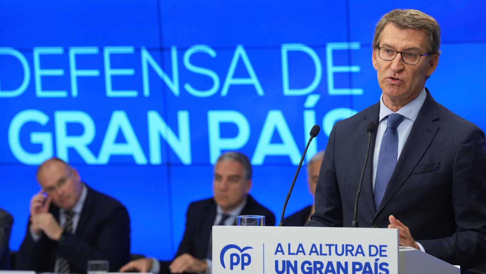 Feijóo cambia el logo del PP: elimina la bandera de España que colocó Casado thumbnail