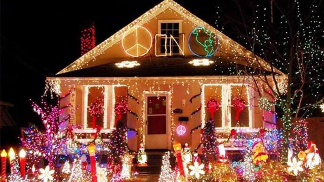 Una vivienda decorada con luces navideñas.